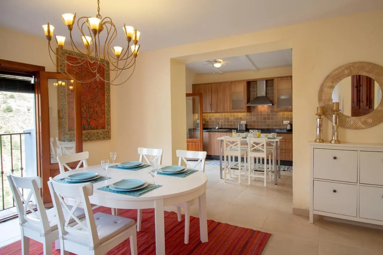 פריחיליאנה Quiet House In Village Center With Mountains Views בית נופש